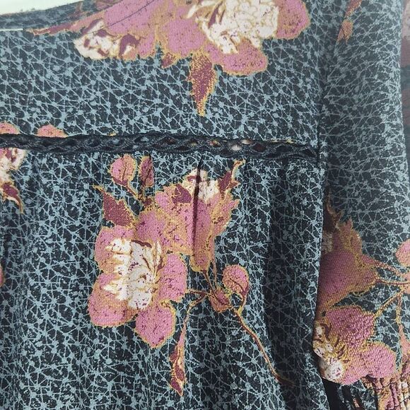 Knox Rose Gray and Pink Floral Print Peasant Blouse Size Medium Boho Floral Top - Picture 6 of 11